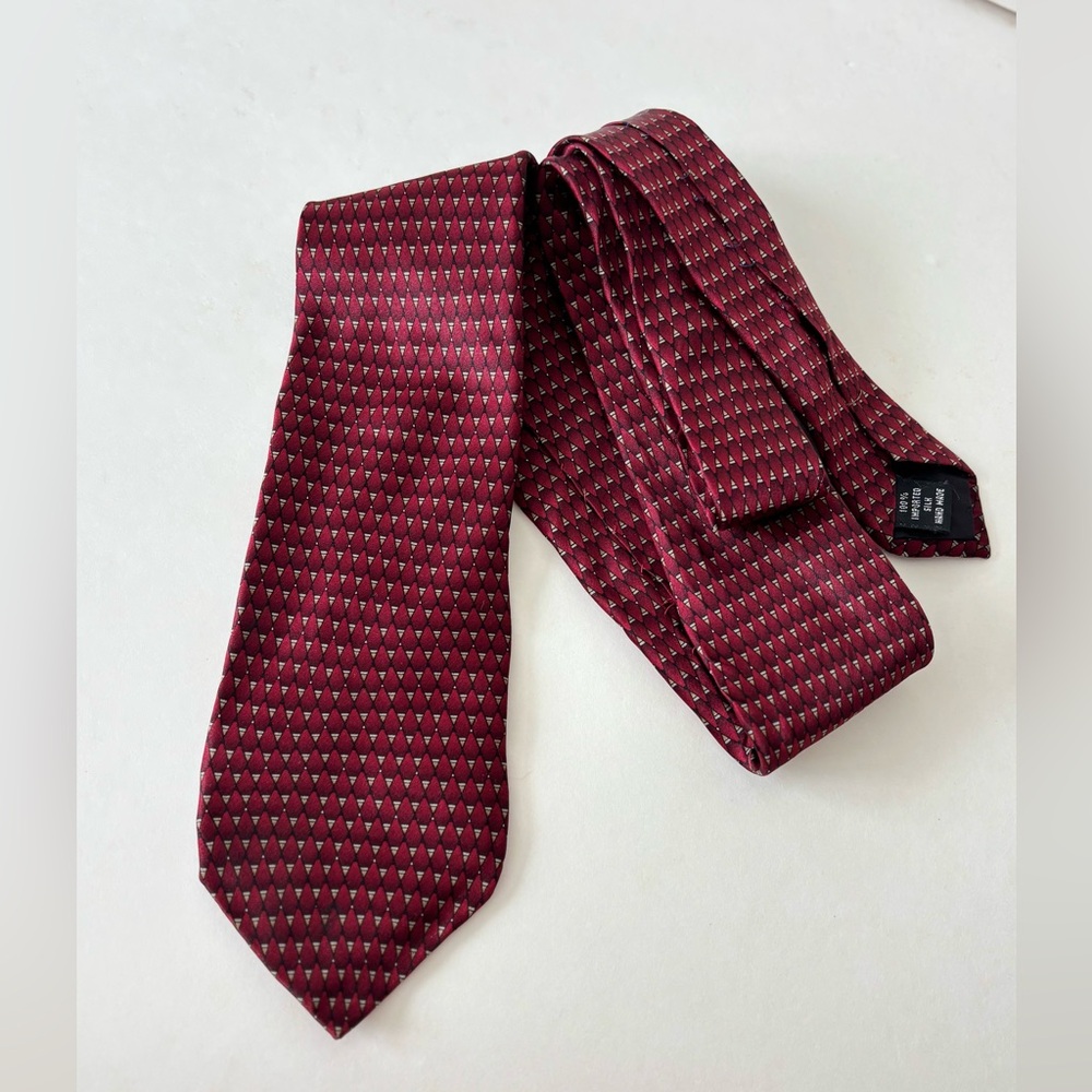 Vintage Ziggurat red 100% silk vintage tie